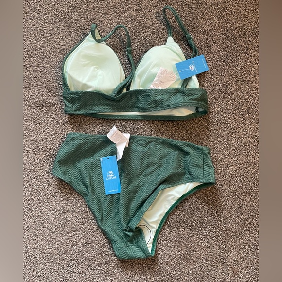 Green Wave V-Neck Bralette & Mid Rise Hipster
Bikini Set - Picture 6 of 7